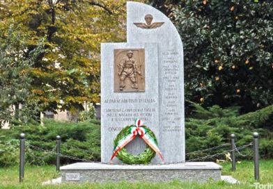 monumento ai paracadutisti a Torino