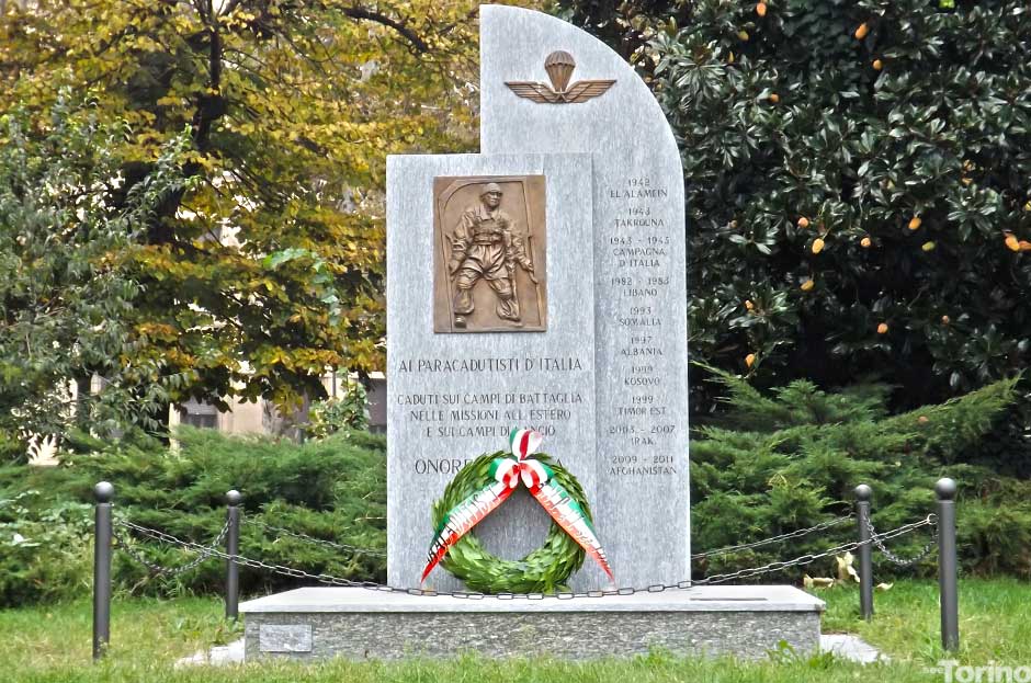Monumento Ai Paracadutisti A Torino